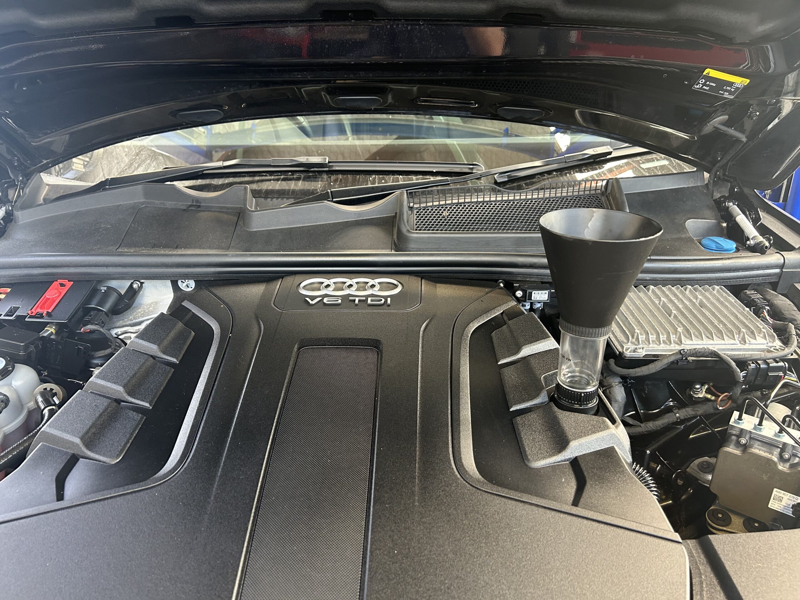 d150b173ffb5858d0df88ac67810ba3d-min Car Bonnet