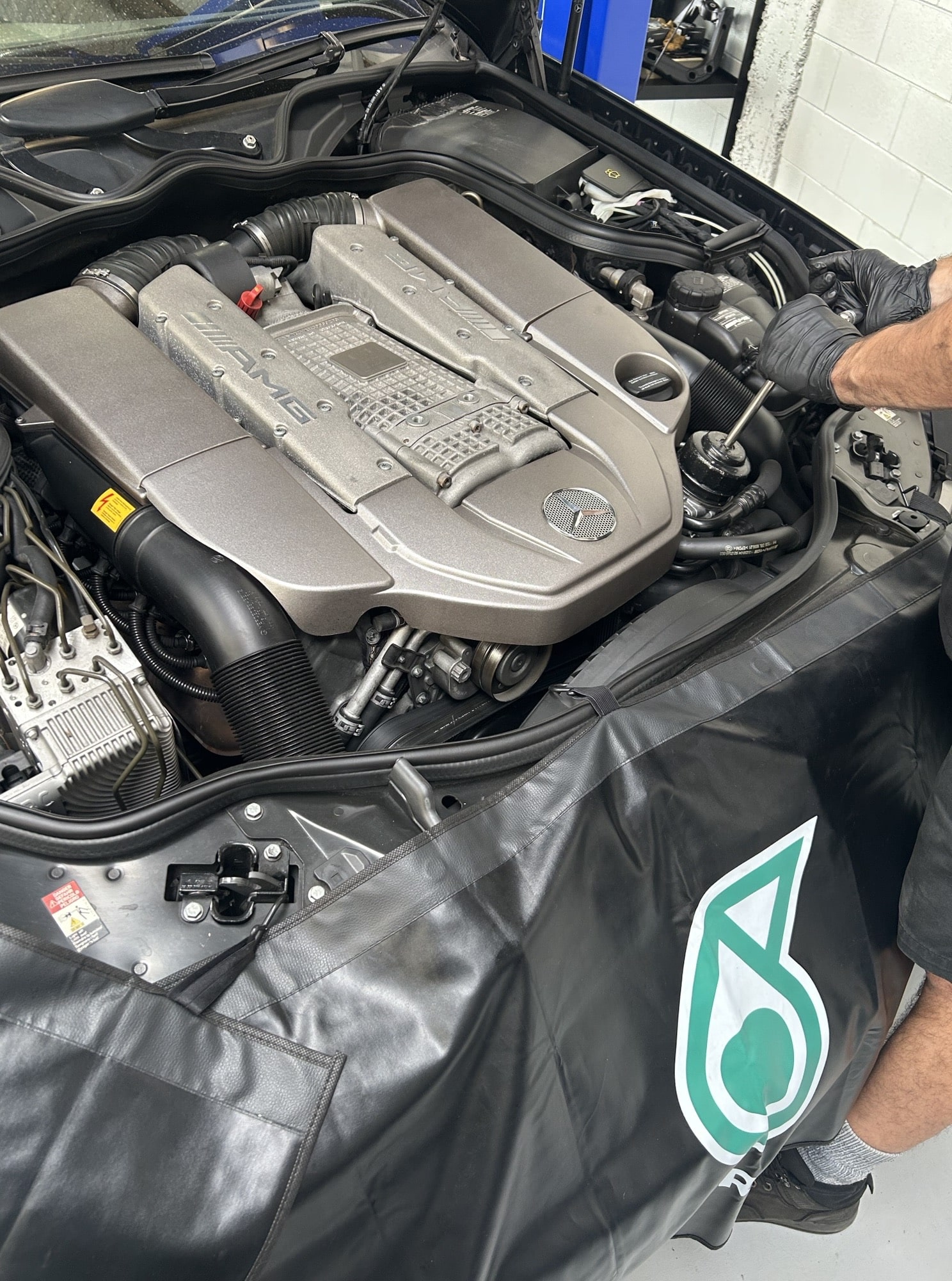 de8e76495ea3c280e553abbaaa4659f6-min Inside car bonet